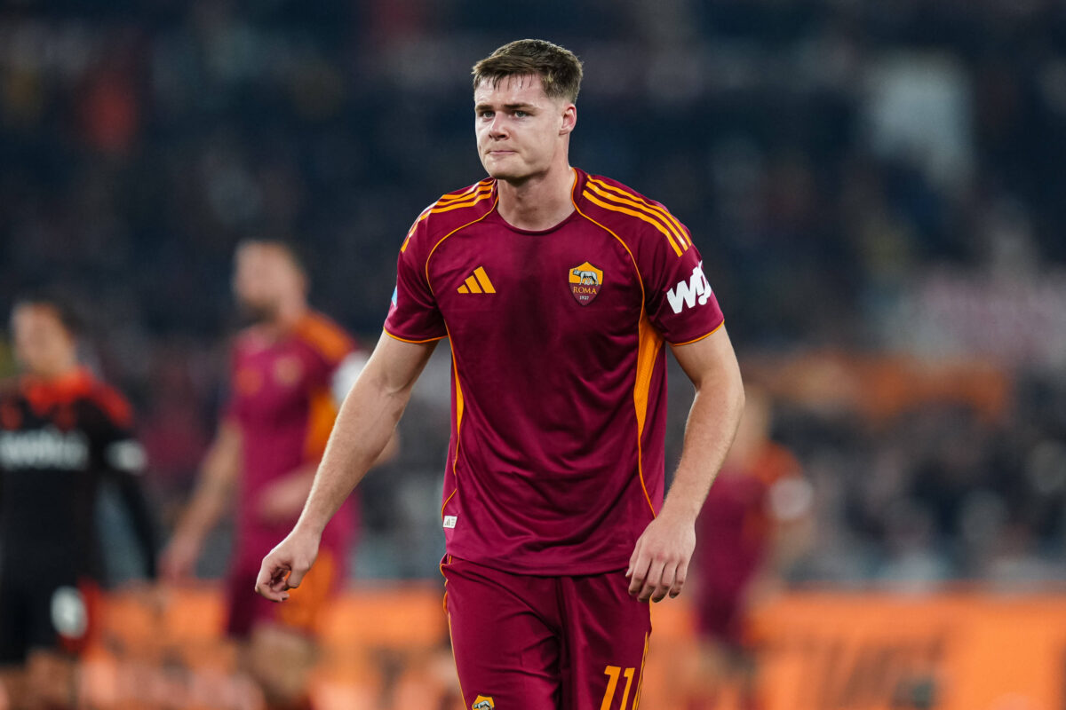 Evan Ferguson con la maglia della Roma