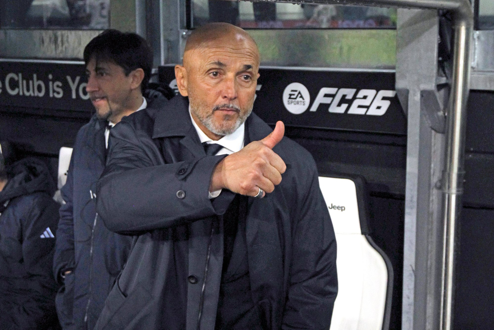 Luciano Spalletti fa un cenno con la mano
