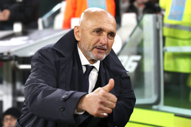 Luciano Spalletti fa un cenno con la mano
