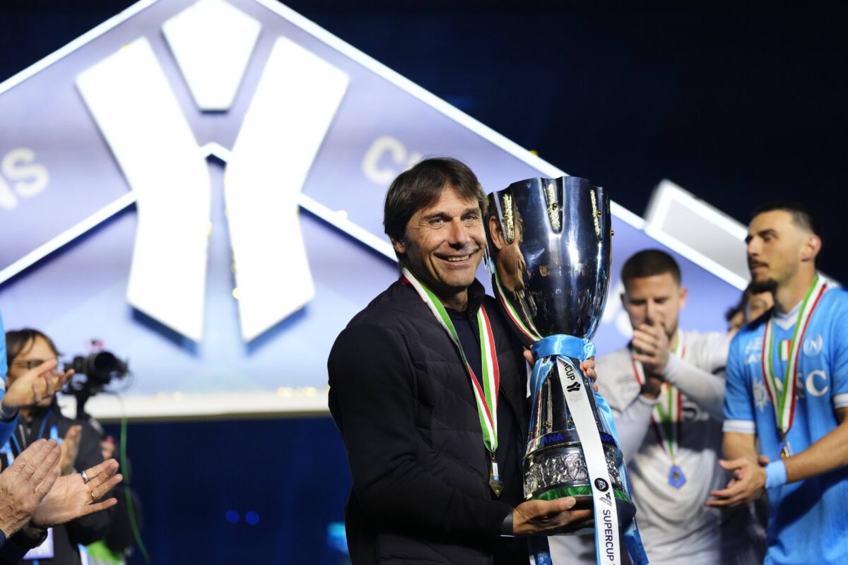 Antonio Conte con il trofeo della Supercoppa in mano