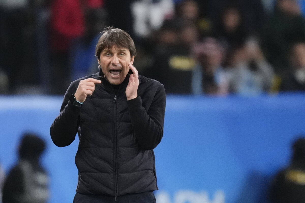 Antonio Conte cerca di comunicare di nascosto