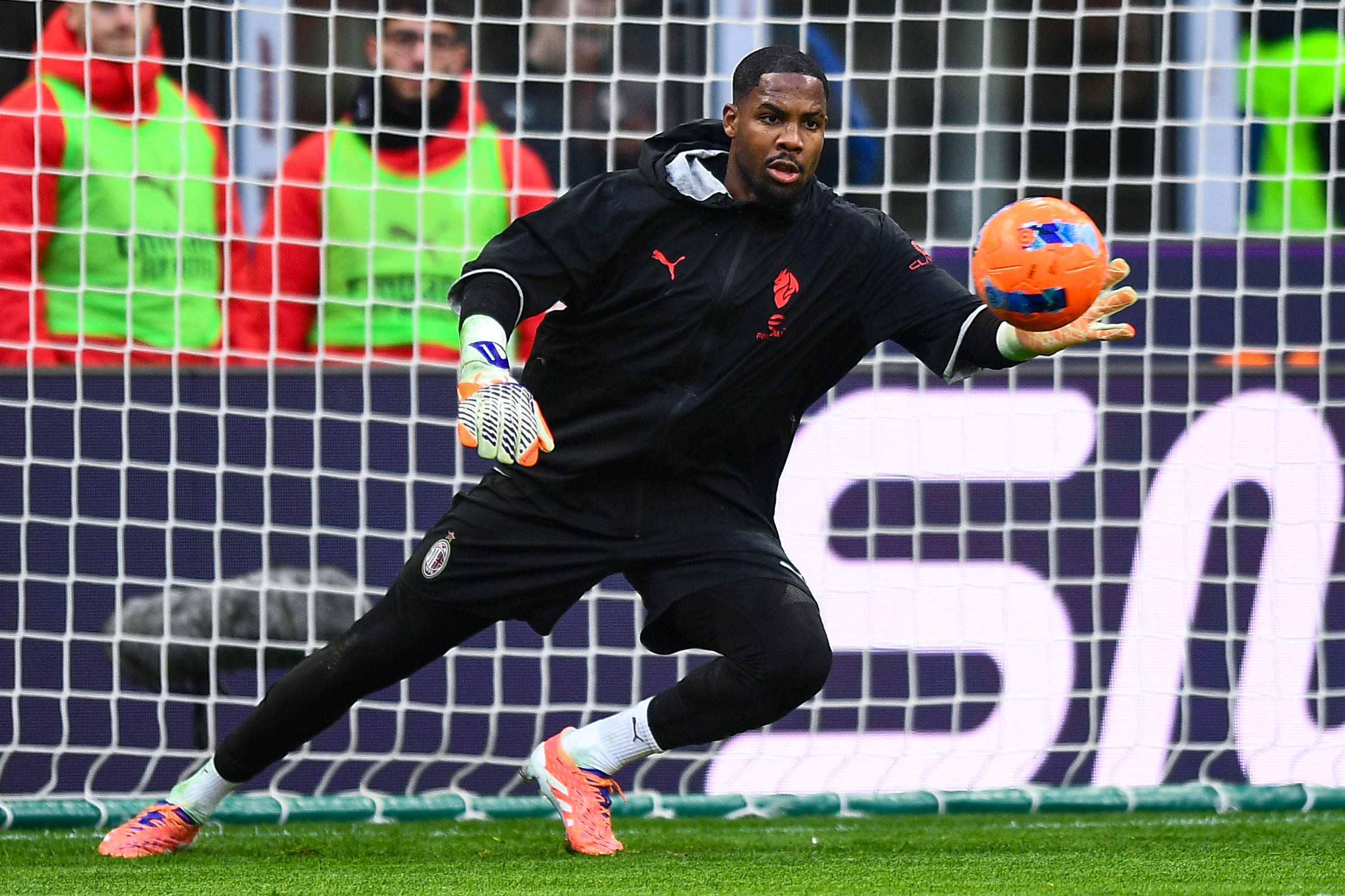 Mike Maignan nel riscaldamento