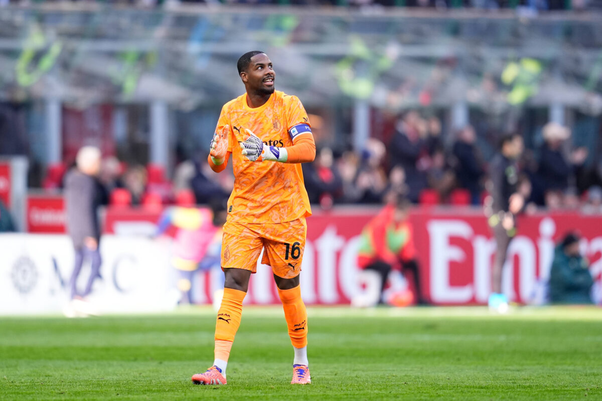 Mike Maignan con la maglia del Milan