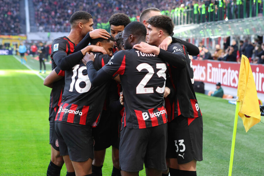 I giocatori del Milan esultano dopo il gol