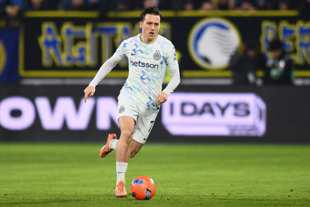 Piotr Zielinski palla al piede