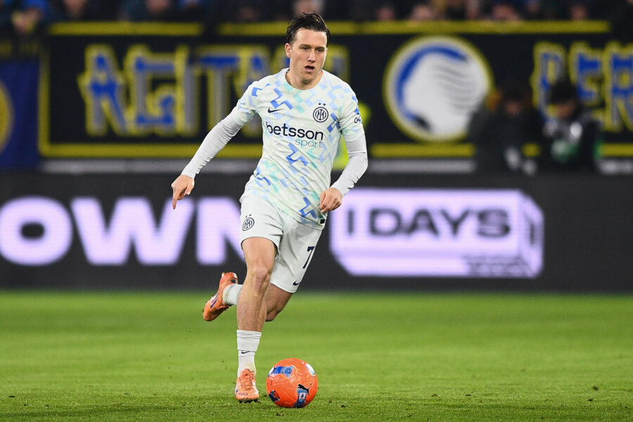 Piotr Zielinski palla al piede