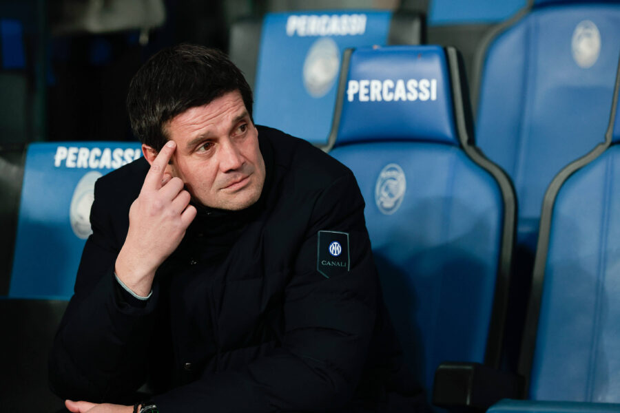 Cristian Chivu seduto in panchina