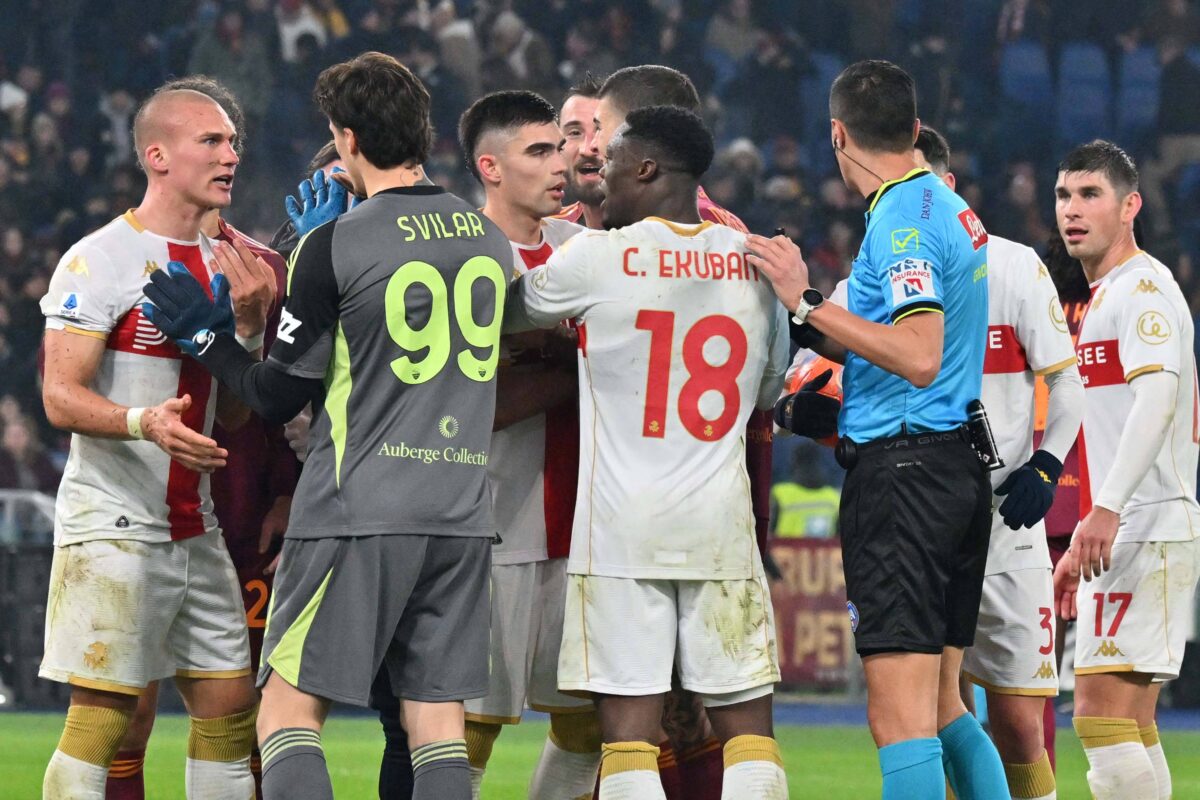 Foto IPP/Felice De Martino Roma 29/12/2025 Calcio Campionato serie A 2025-2026 roma - Genoa Nella foto: a sinistra Leo Ostigard ferito al viso dopo uno scontro di gioco con il portiere della Roma Mile Svilar Italy Photo Press World Copyright Roma italy Italia ITALY PUBLICATIONxNOTxINxITAxFRAxJPN Copyright: xR4924_italyphotopressx