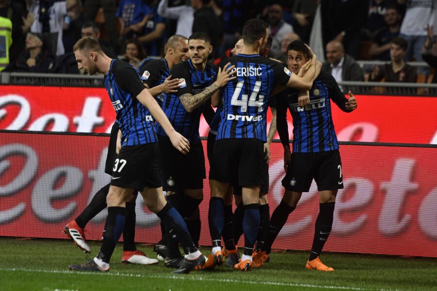 I giocatori dell'Inter esultano dopo un gol
