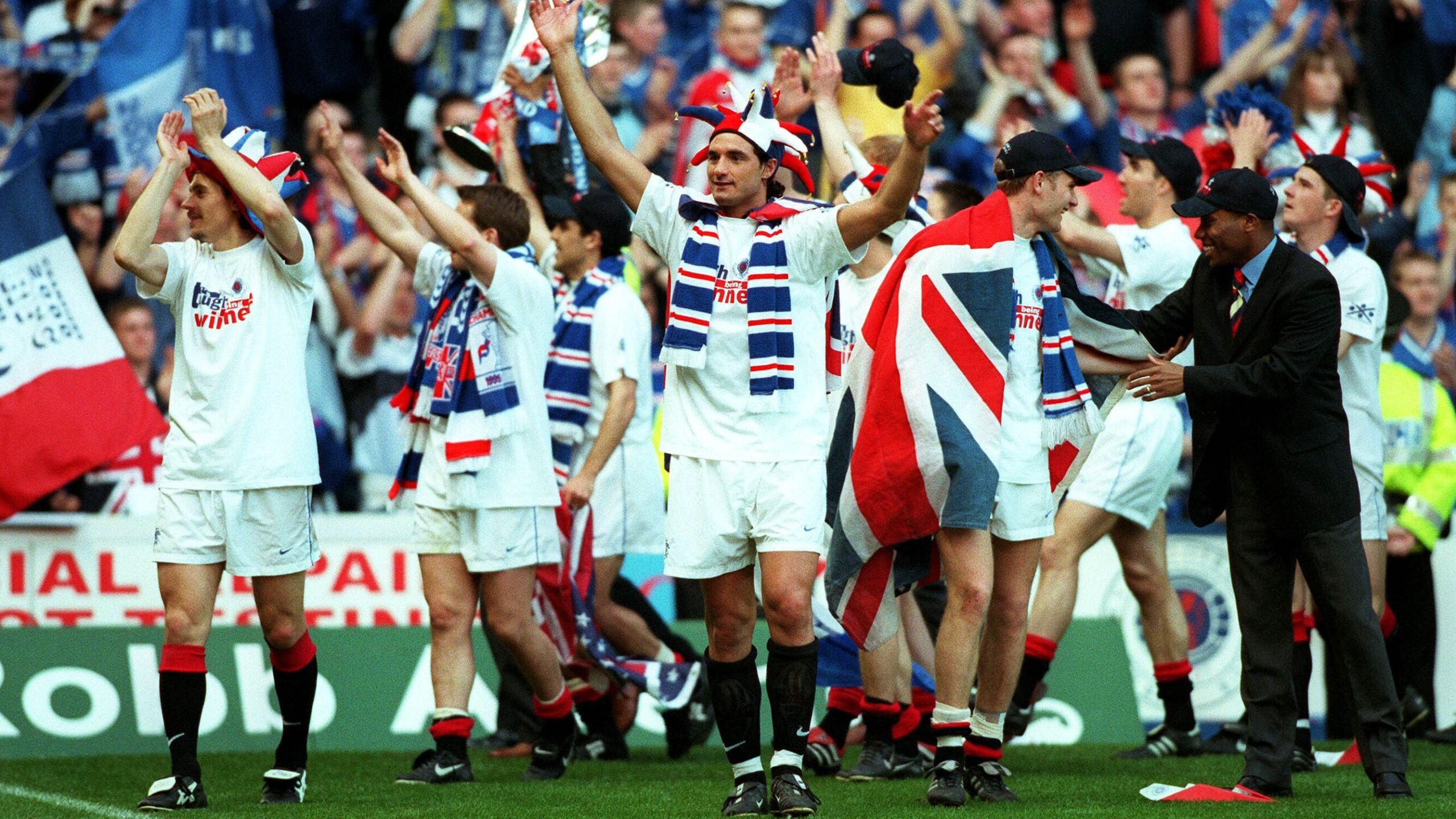 Lorenzo Amoruso festeggia la Scottish Premier