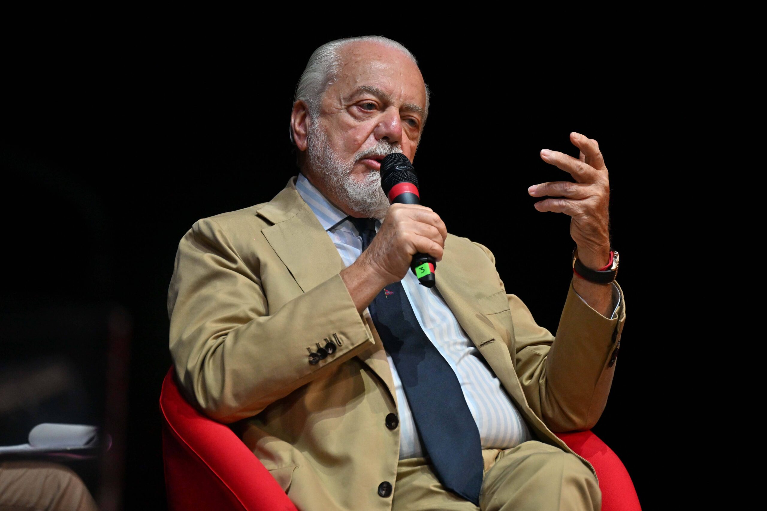 De Laurentiis con il microfono in mano