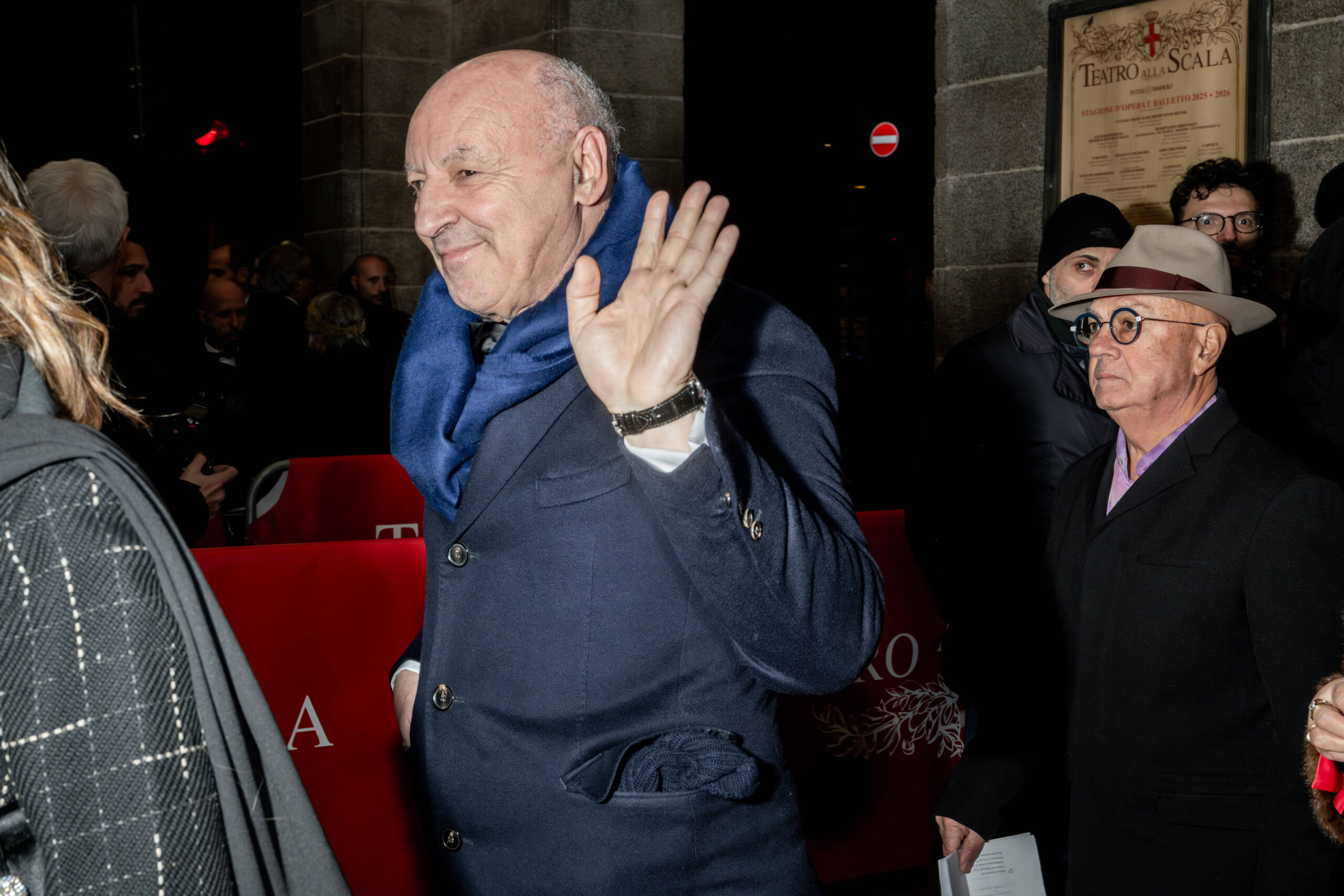 Giuseppe Marotta saluta con la mano