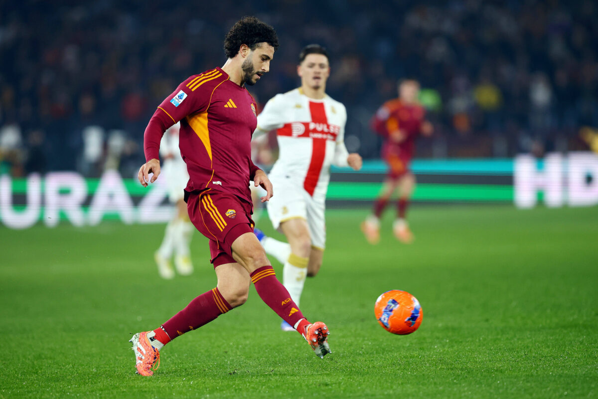 Mario Hermoso passa il pallone