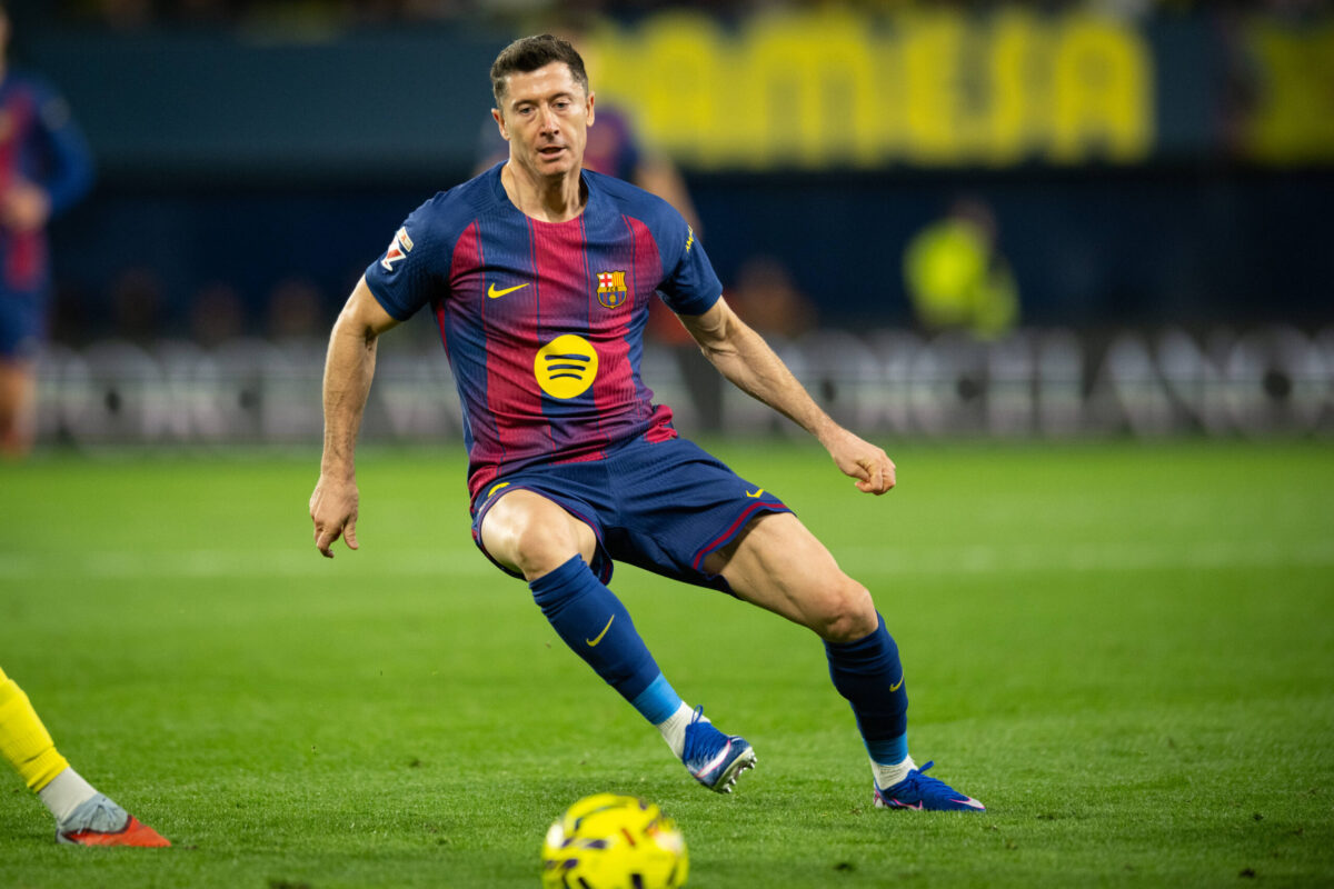 Robert Lewandowski in campo con il Barcellona