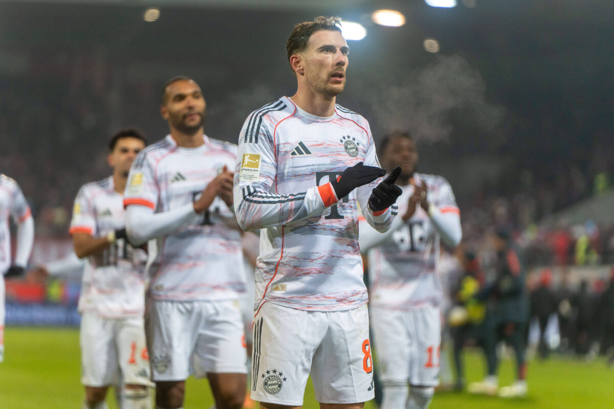 Leon Goretzka applaude in campo