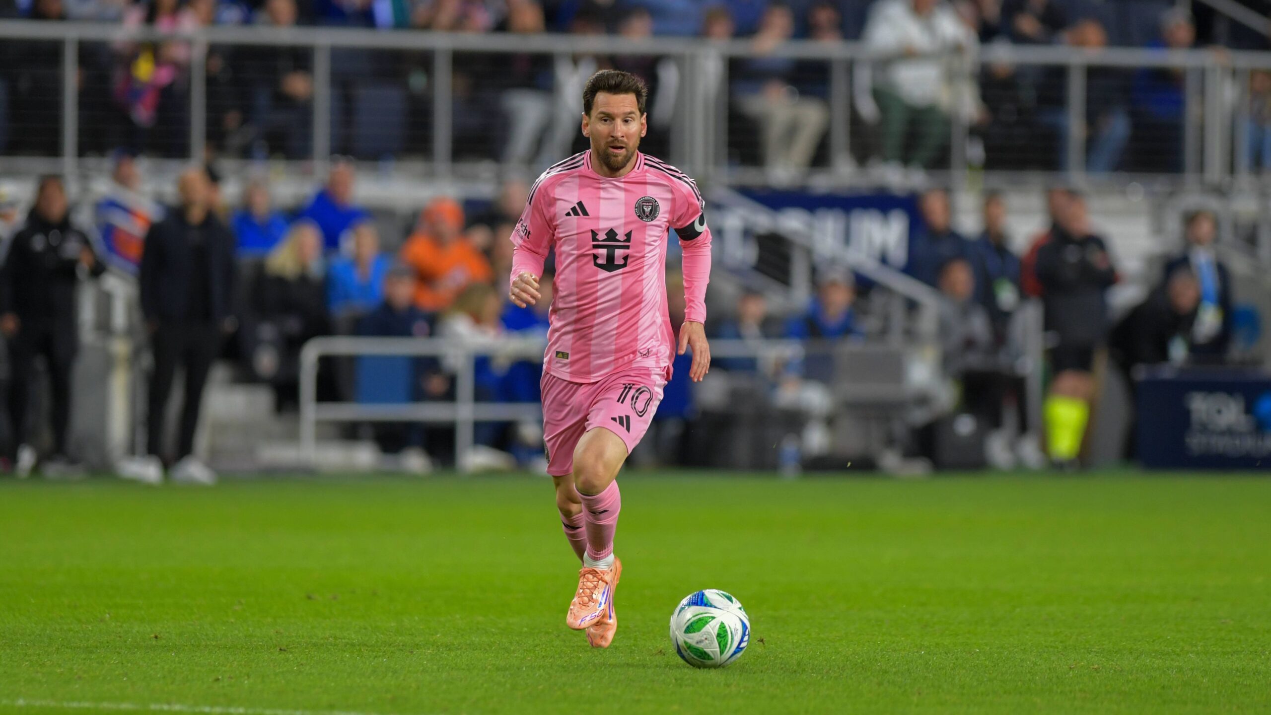 Lionel Messi attaccanto dalla moglie di Veron