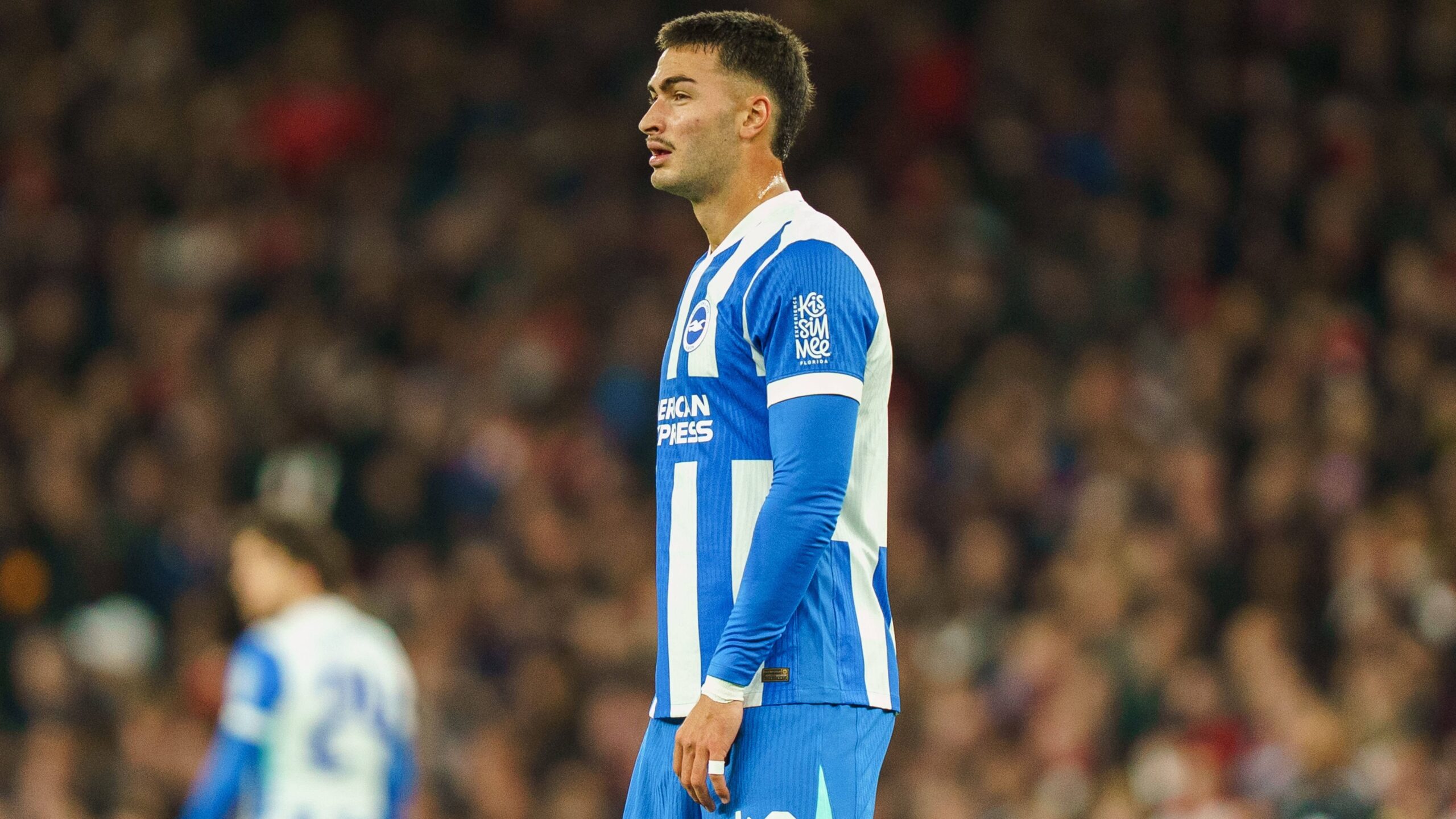 diego coppola con la maglia del brighton