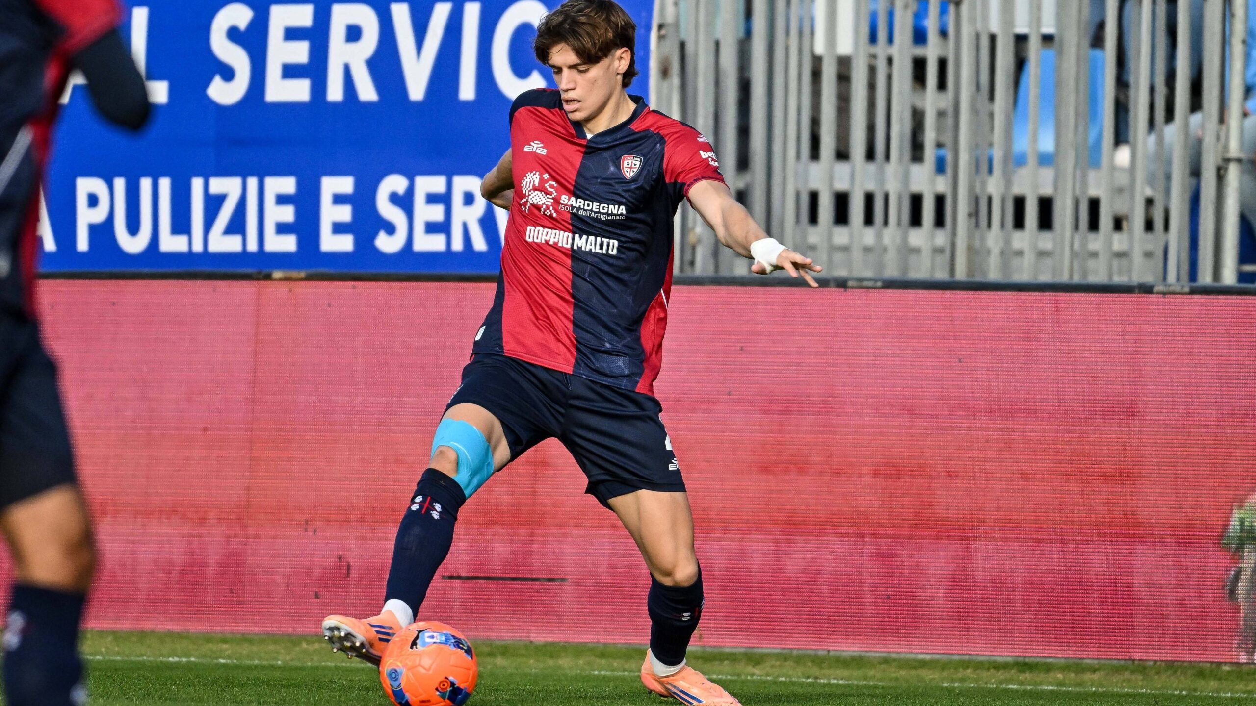 palestra con la maglia del cagliari