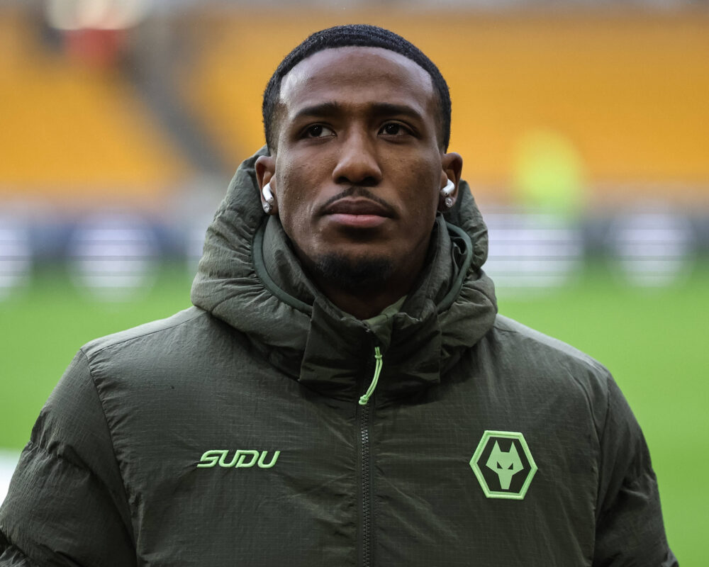 Tchatchoua prima di un match con il Wolverhampton