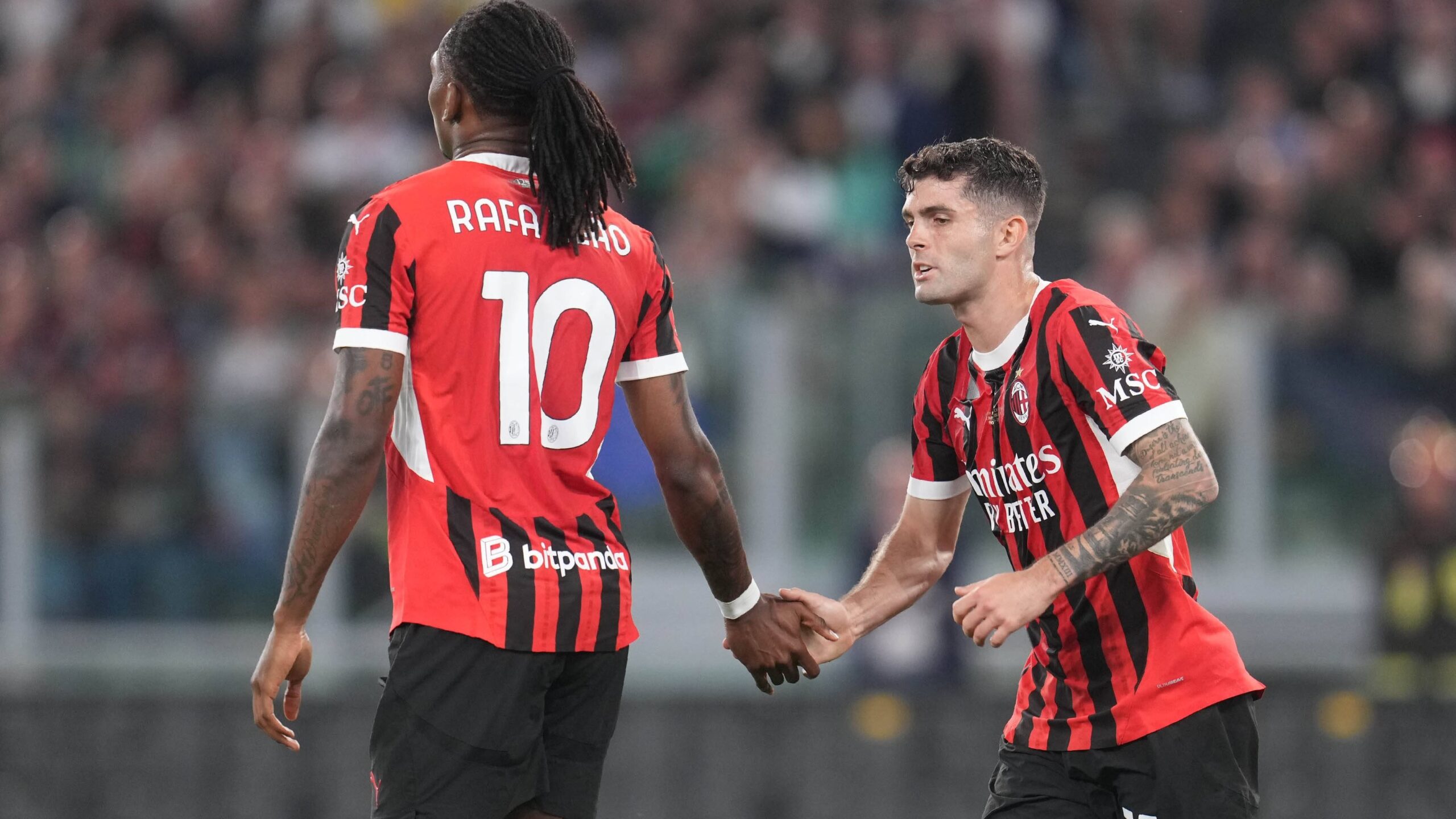 pulisic e leao con la maglia del milan