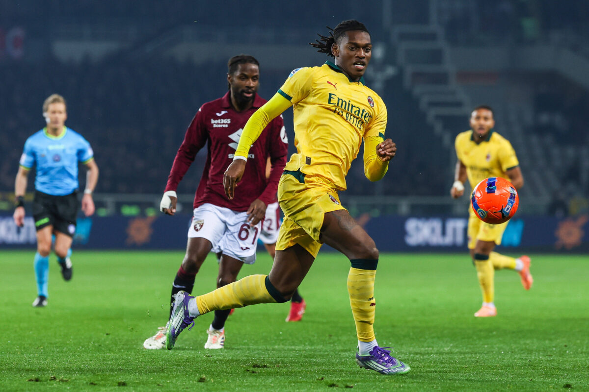 Leao in azione contro il Torino