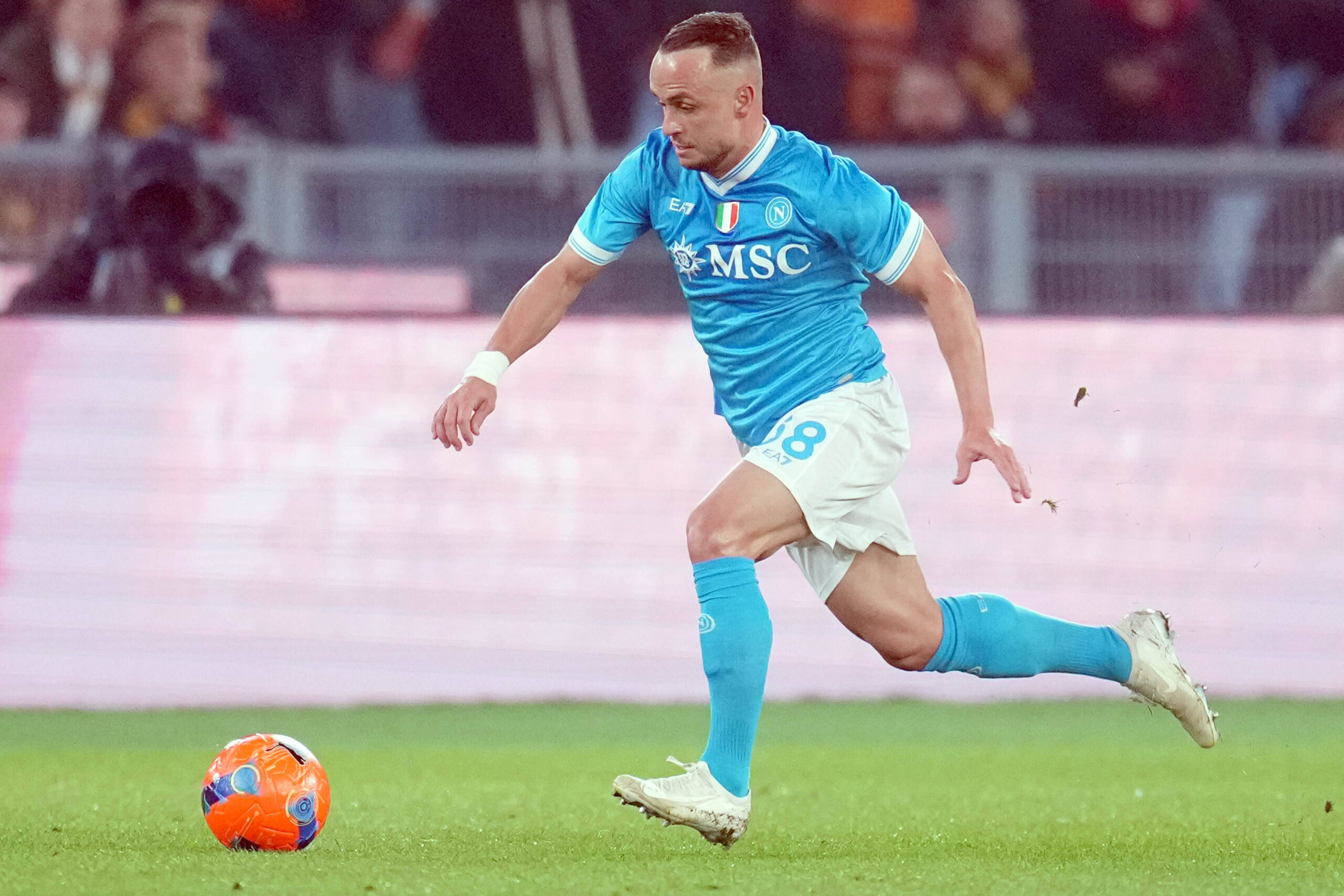 Lobotka nel prepartita di Napoli-Bologna