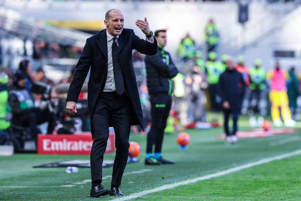 Allegri dà indicazioni ai suoi giocatori