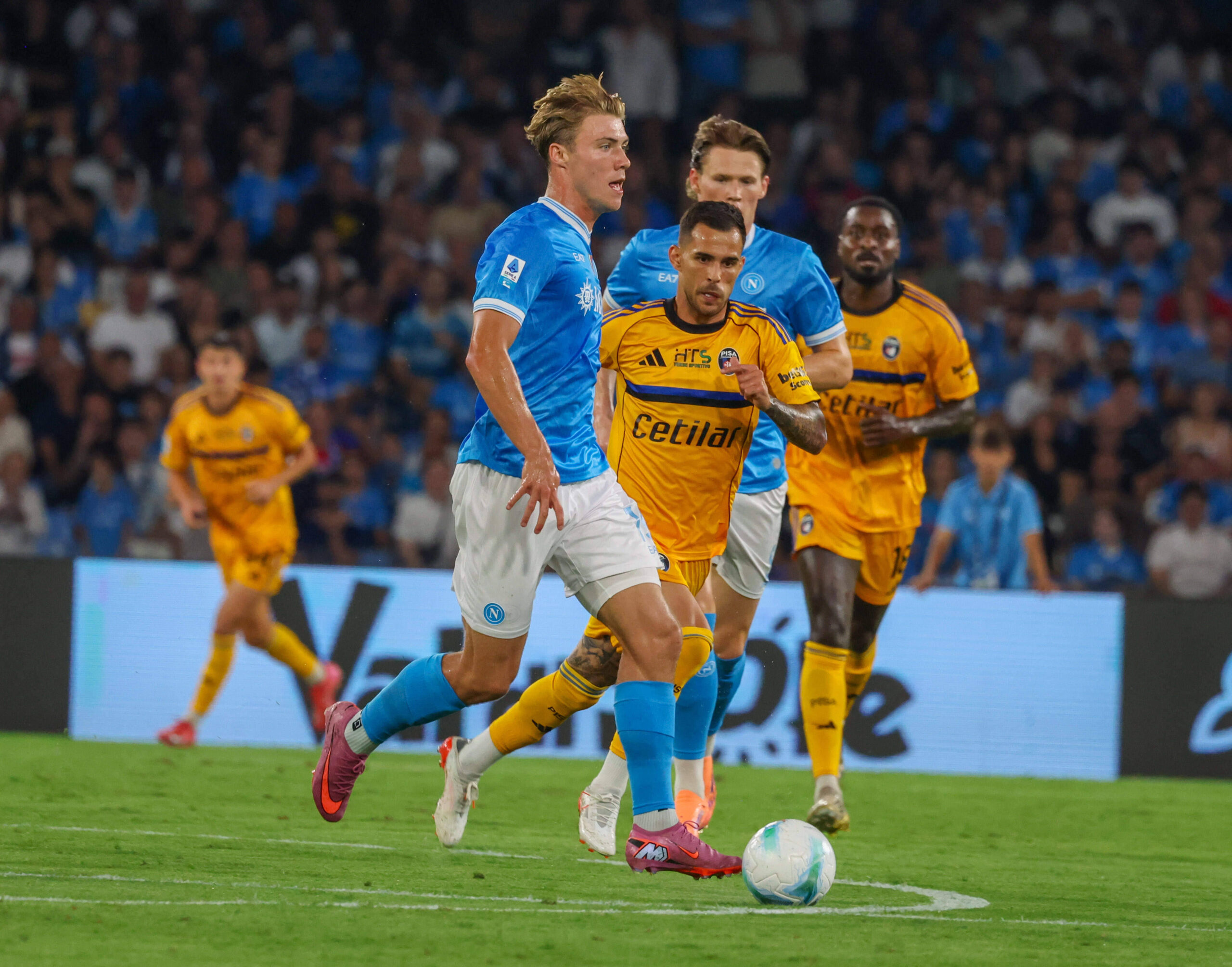 Un'immagine della sfida Napoli-Pisa