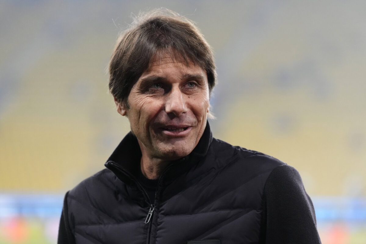 Antonio Conte sorride