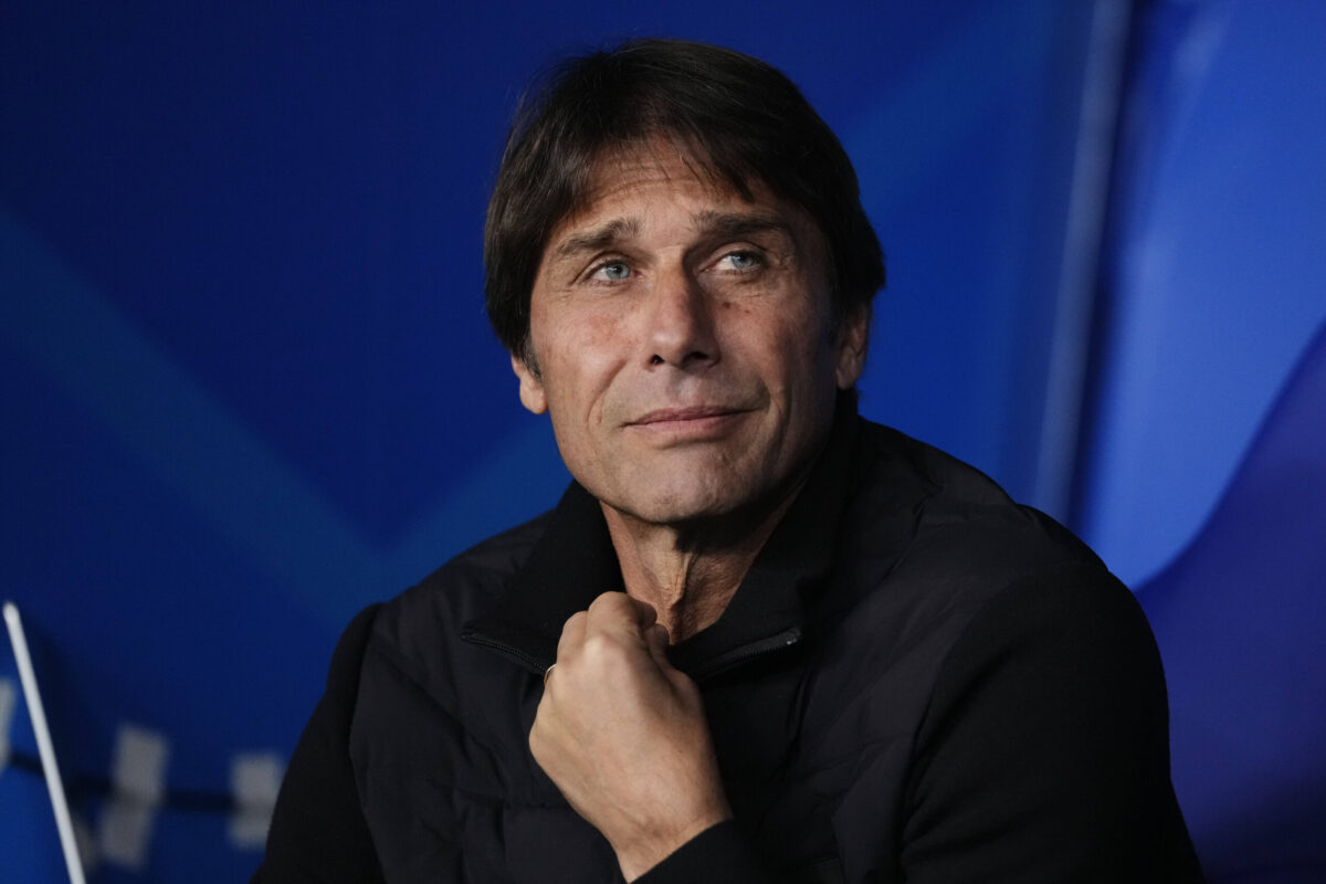 Antonio Conte con lo sguardo preoccupato