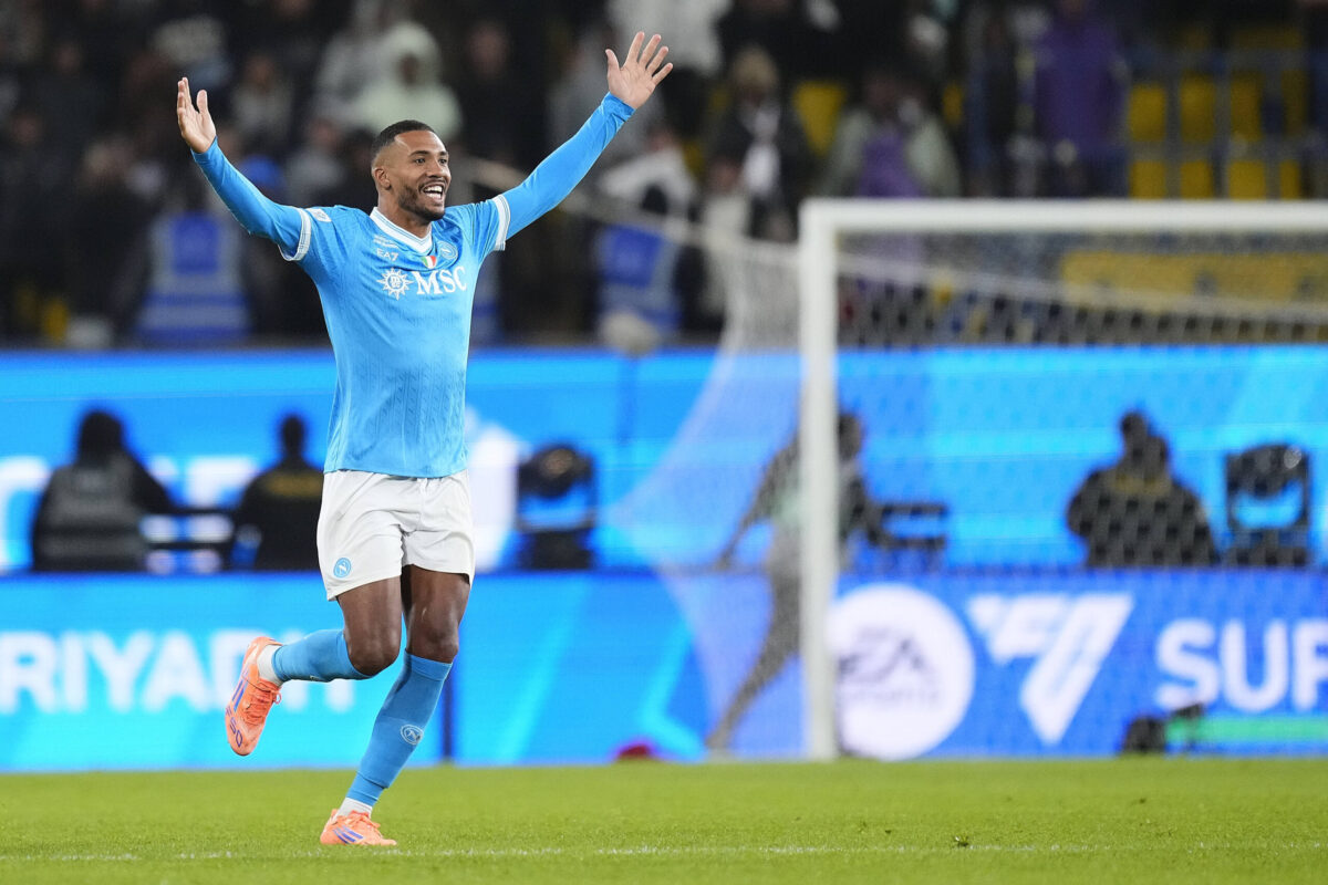 Juan Jesus esulta dopo la vittoria in Supercoppa