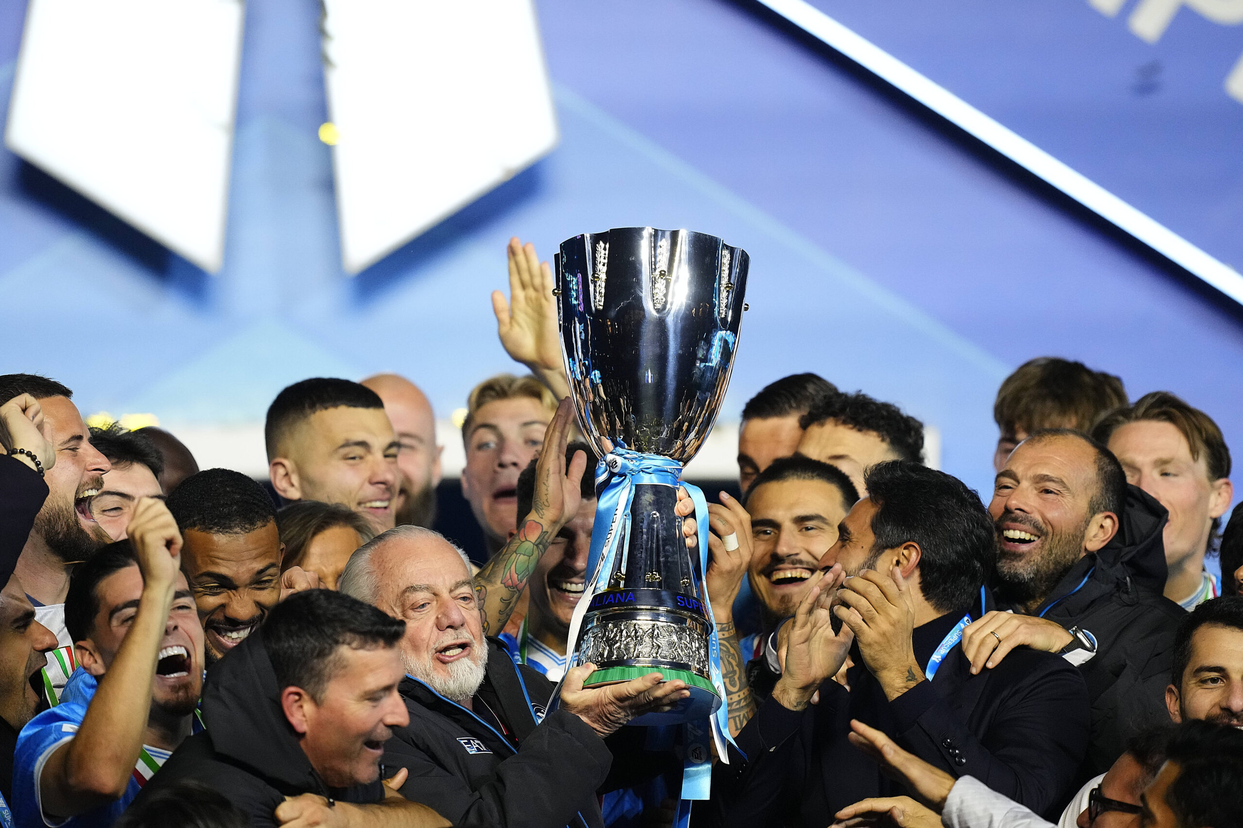De Laurentiis con la coppa della Supercoppa Italiana