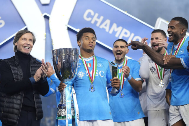 Neres con la Supercoppa Italiana