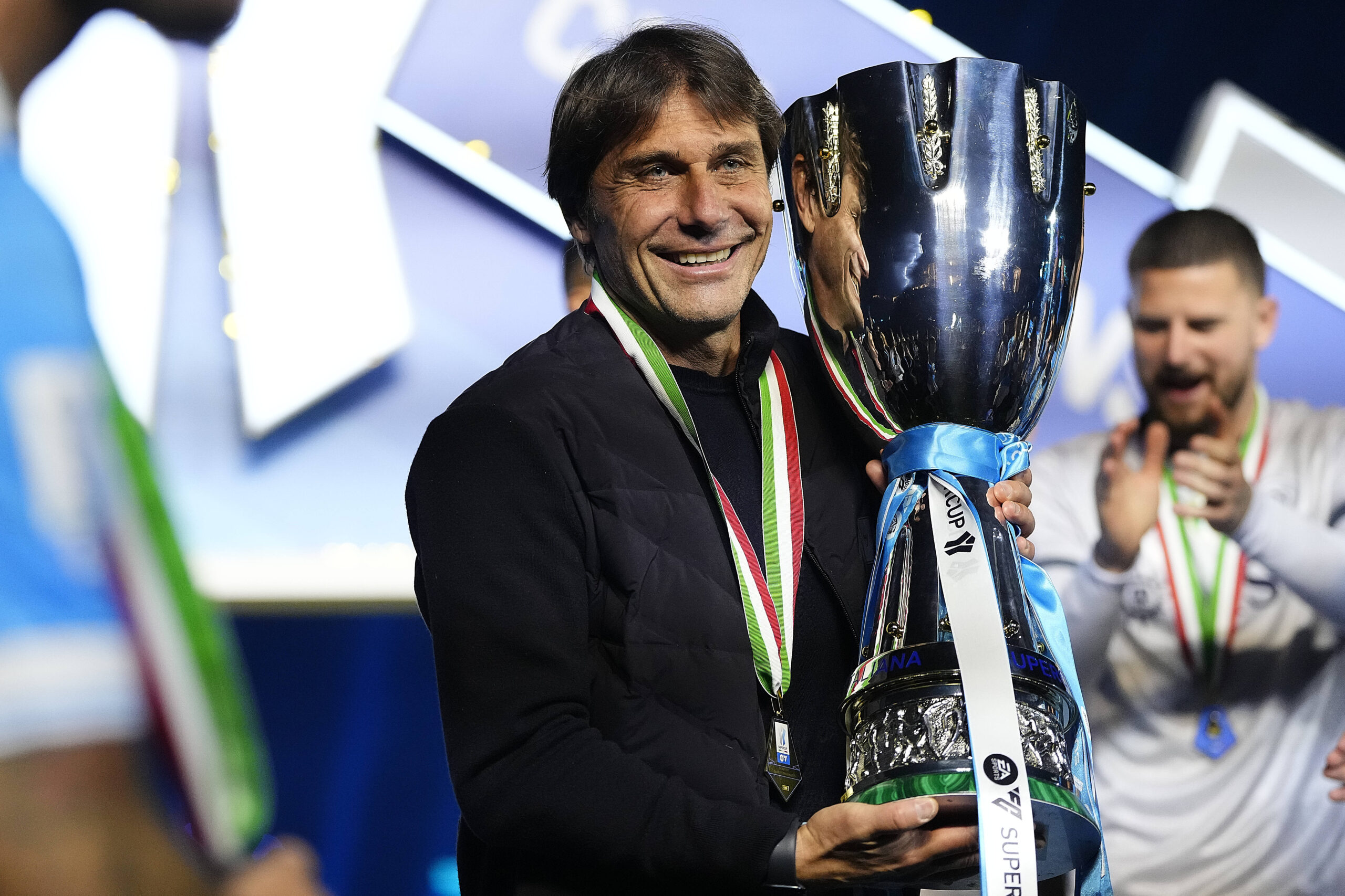 Antonio Conte con la Supercoppa Italiana