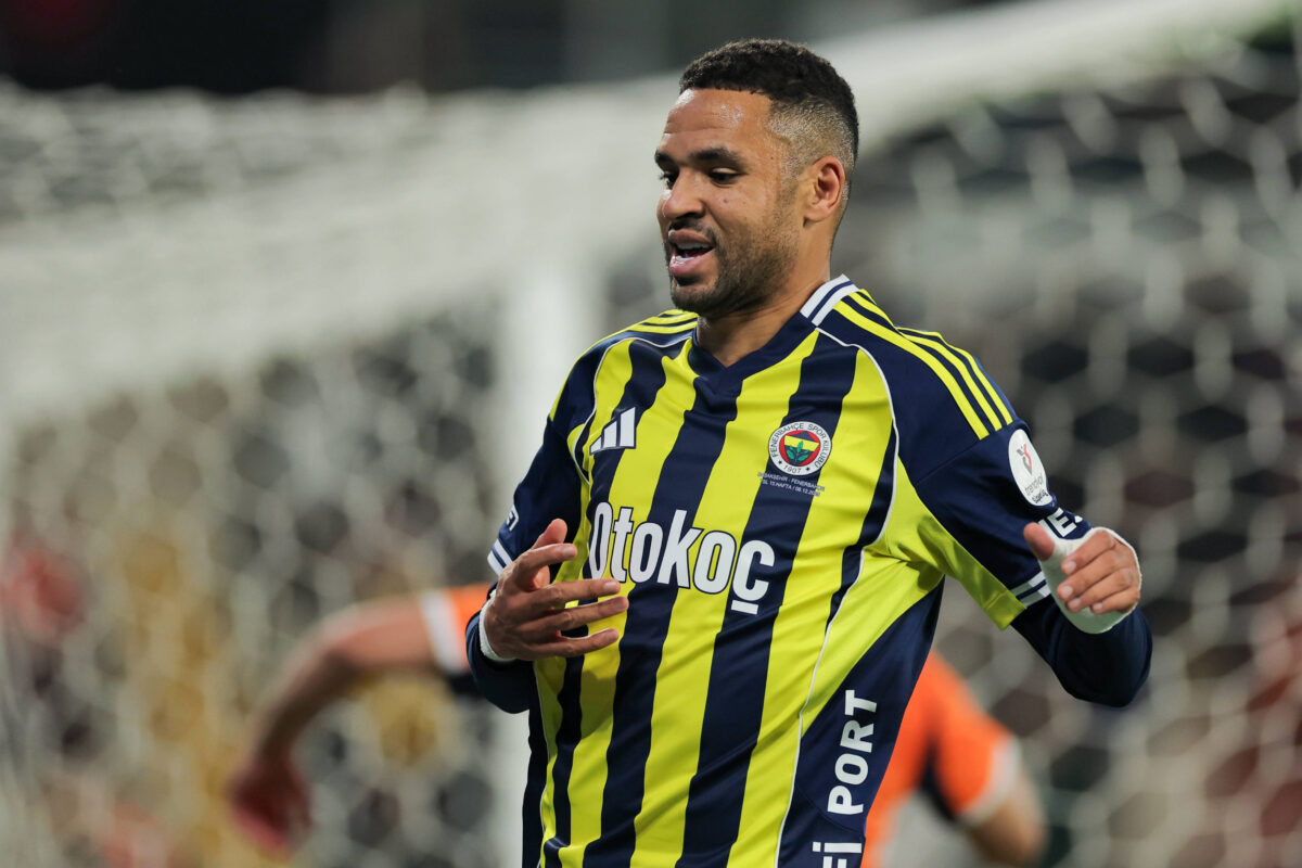 Youssef En-Nesyri in campo con il Fenerbahce