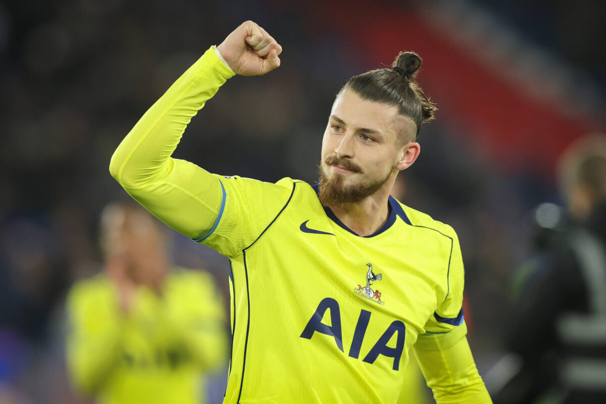 Radu Dragusin in campo con il Tottenham