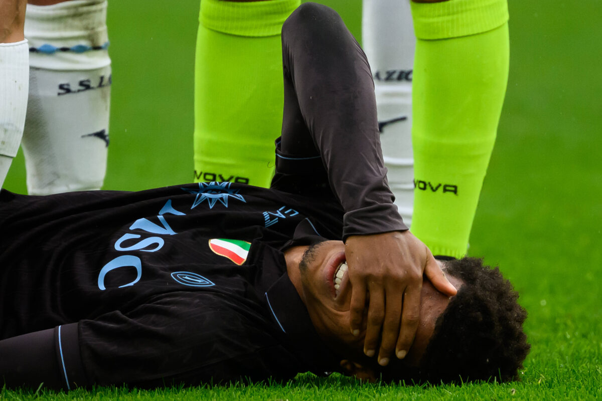 David Neres dopo l'infortunio