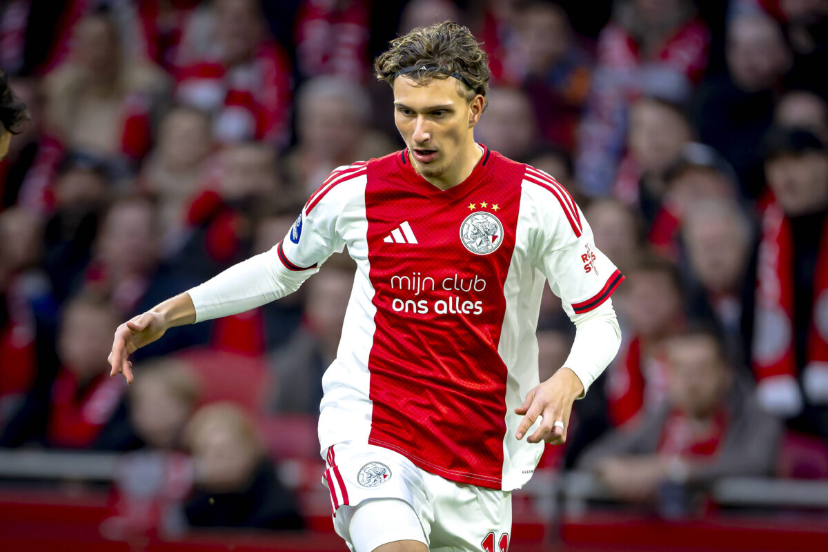 Mika Godts ala sinistra dell'ajax