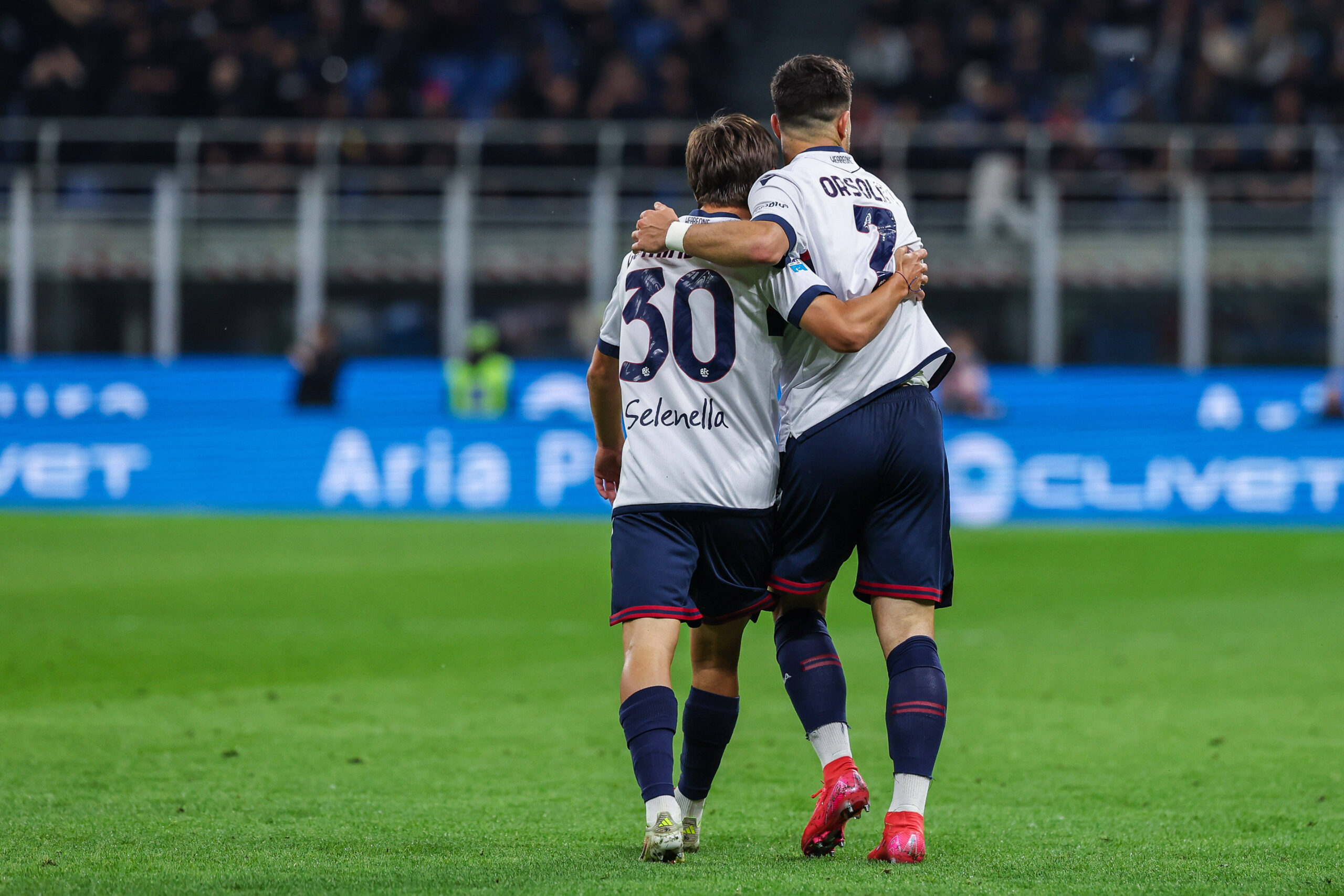 Dominguez e Orsolini durante Milan-Bologna