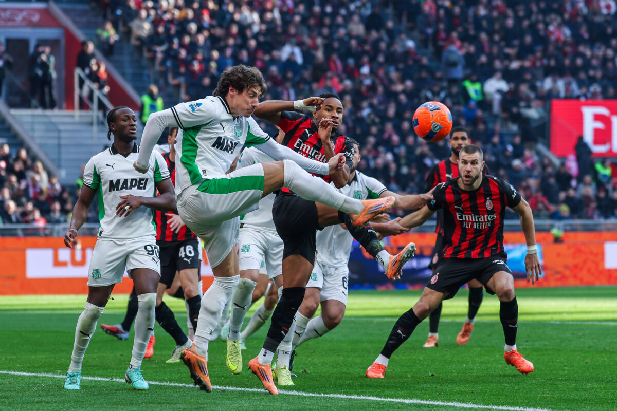 Pinamonti prova la giocata durante Milan-Sassuolo