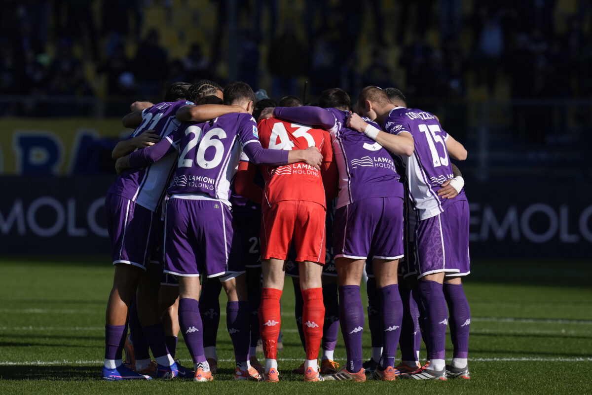 La Fiorentina fa gruppo prima dell'inizio di una partita