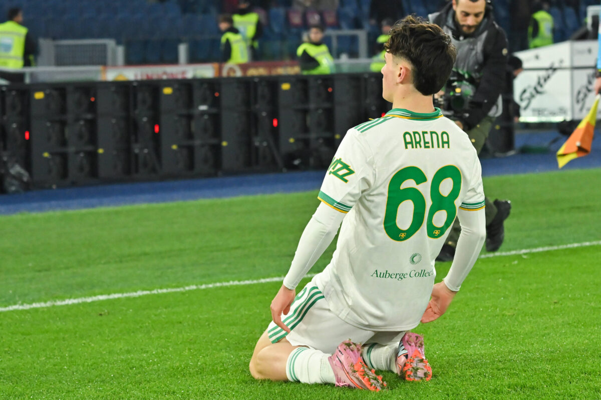 Antonio Arena esulta dopo il gol all'esordio tra i "grandi"