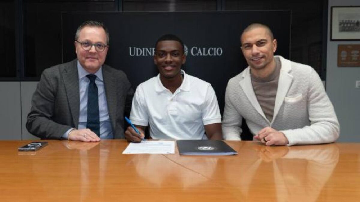 Juan Arizala firma il contratto con l'Udinese