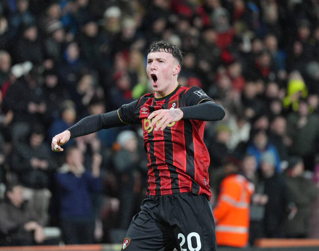 Jimenez esulta con la maglia del Bournemouth