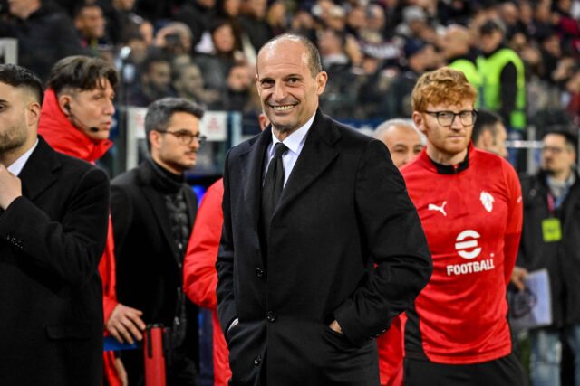 Massimiliano Allegri sorride a bordo campo