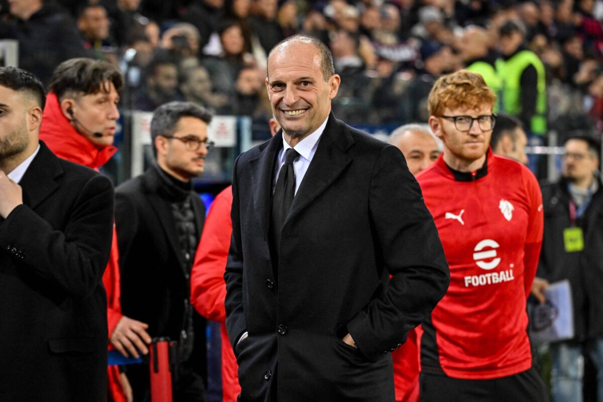 Massimiliano Allegri sorride a bordo campo