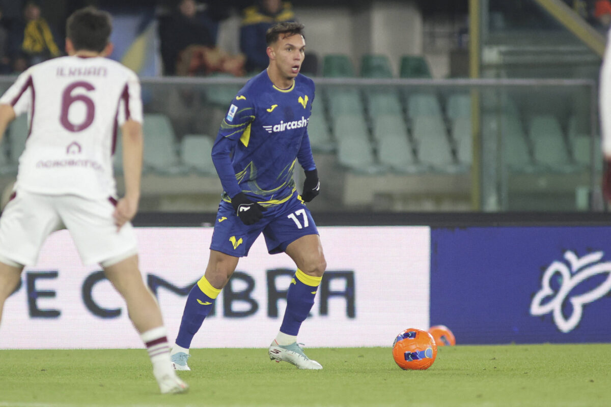Giovane in campo con il Verona