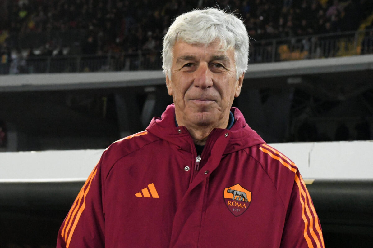 Gian Piero Gasperini sorride a bordo campo