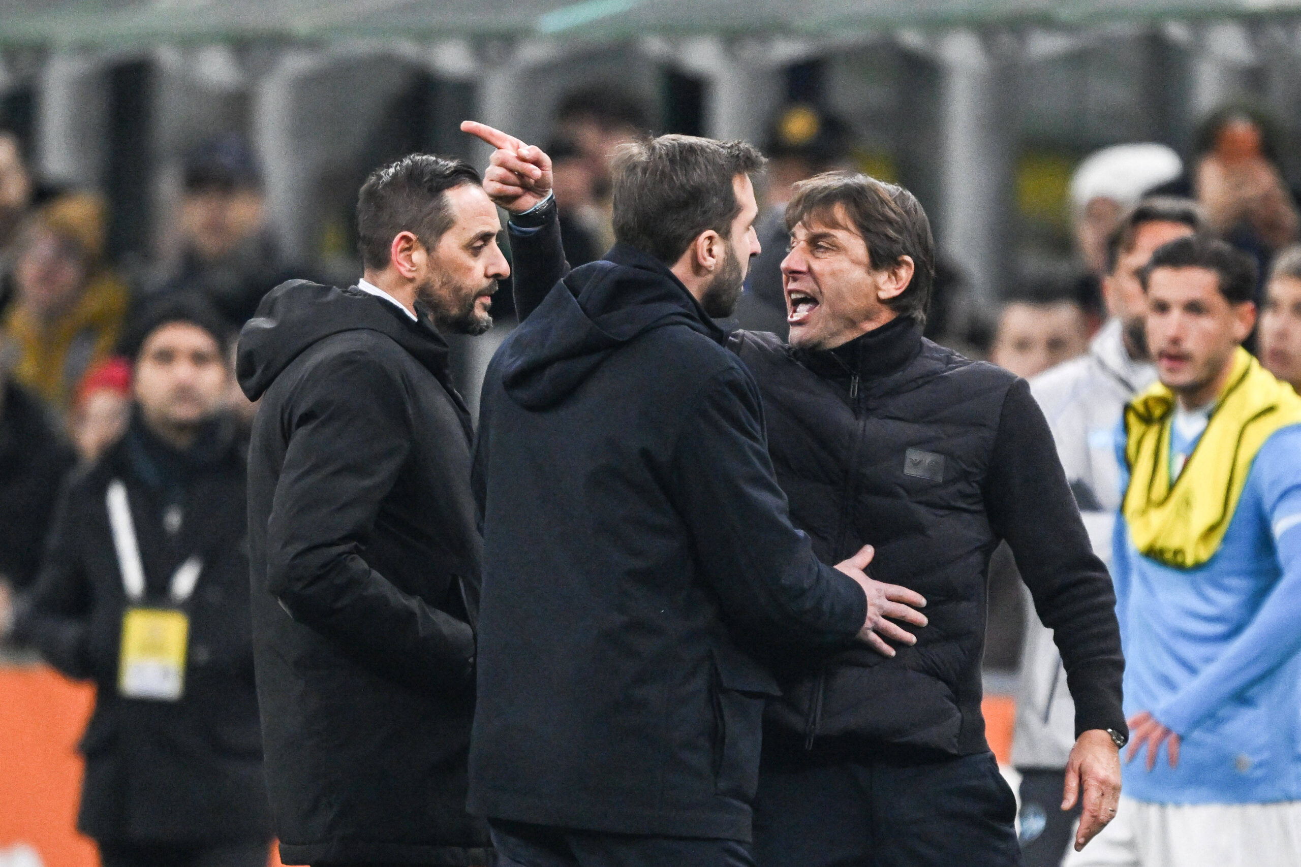 Conte protesta con il quarto uomo in Inter-Napoli