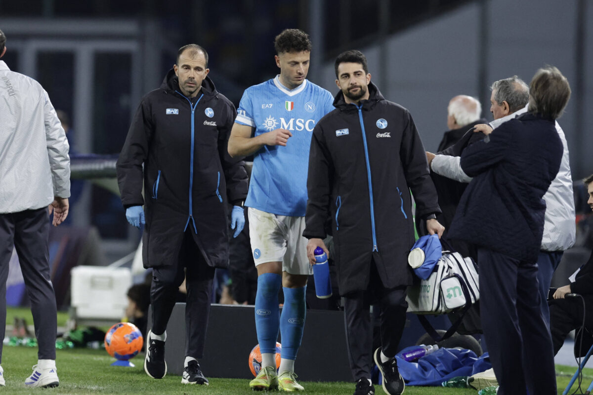 Amir Rrahmani lascia il campo per infortunio contro il Sassuolo